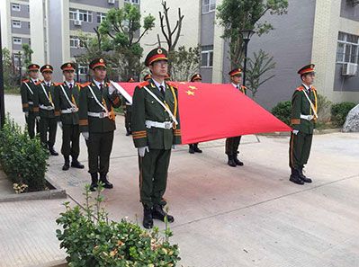 國(guó)歌嘹亮，紅旗招展--熱烈祝賀天虹公司圓滿舉行了新工業(yè)園揭牌儀式和升旗儀式
